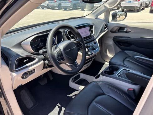 Used 2023 Chrysler Pacifica Touring-L FWD image 9