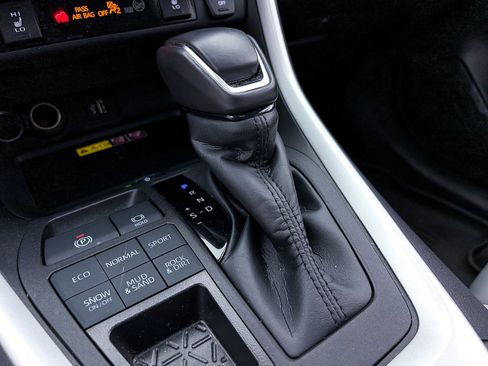 Used 2023 Toyota RAV4 XLE Premium image 28