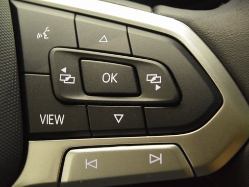 New 2025 Volkswagen Tiguan SE image 13