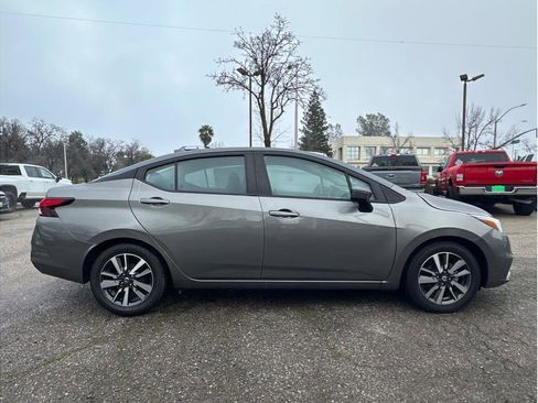 Used 2021 Nissan Versa SV image 9