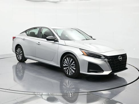 Used 2024 Nissan Altima 2.5 SV image 3