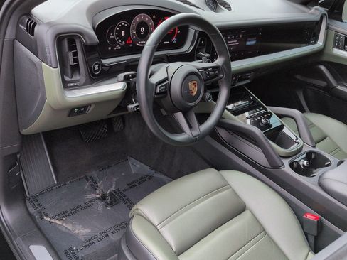 Used 2024 Porsche Cayenne Coupe AWD/4WD image 9