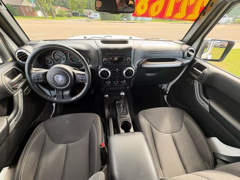 Used 2015 Jeep Wrangler Unlimited Sahara w/ Connectivity Group AWD/4WD image 23