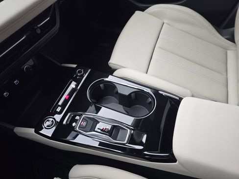 Used 2025 Audi Q6 e-tron Premium Plus w/ Premium Plus image 25