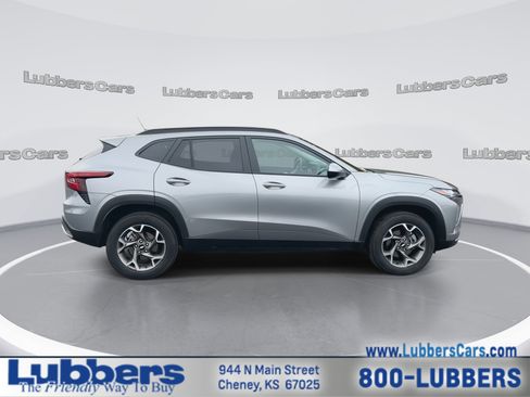Used 2025 Chevrolet Trax LT w/ LT Convenience Package FWD image 9