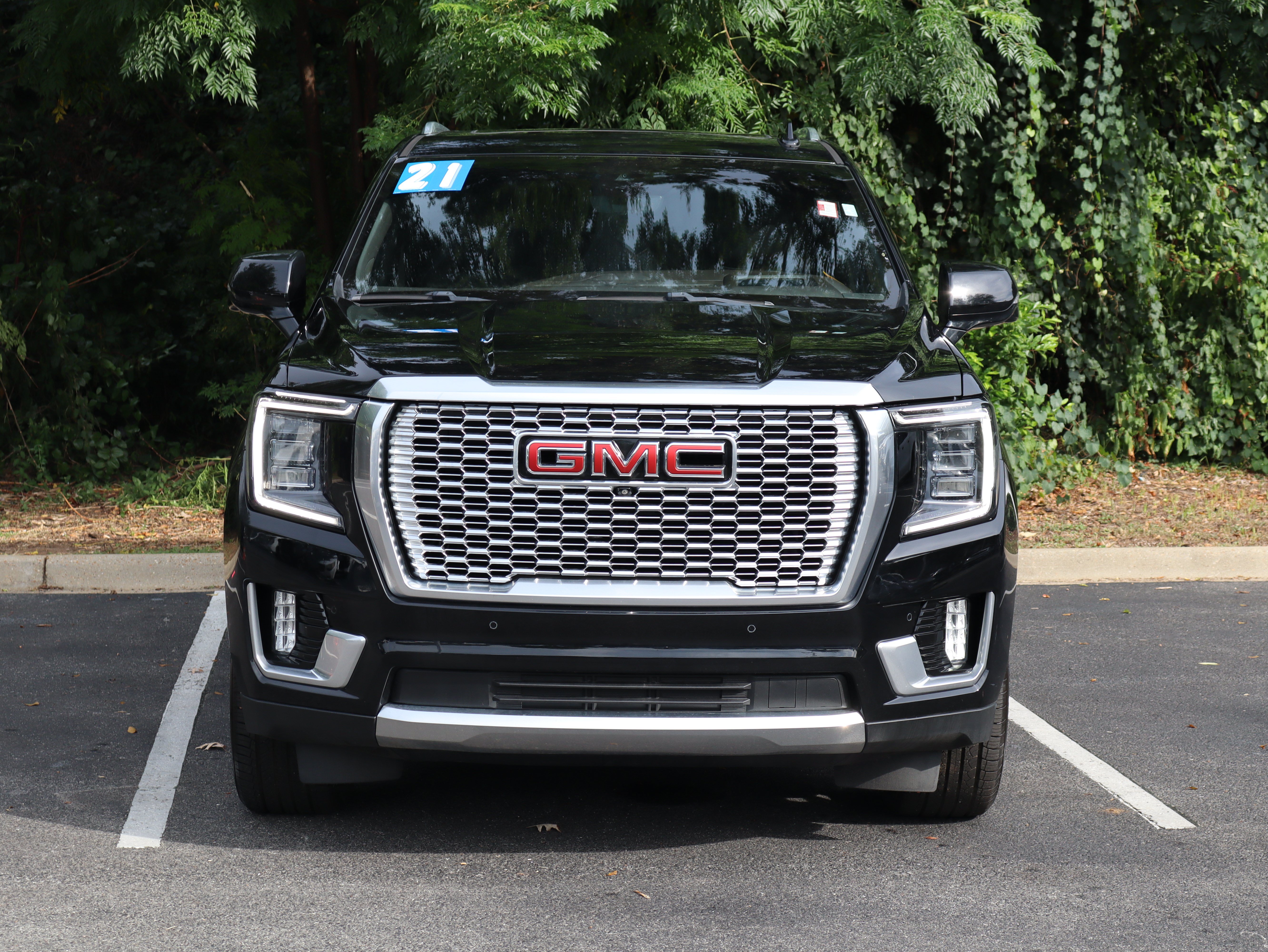 Used 2021 GMC Yukon Denali w/ Denali Premium Package RWD image 3