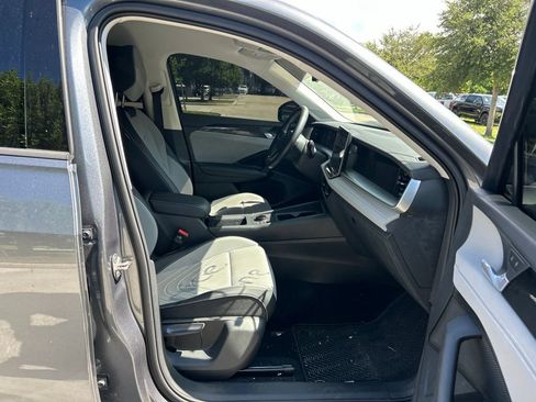 Certified 2025 Volkswagen Tiguan SE FWD image 41