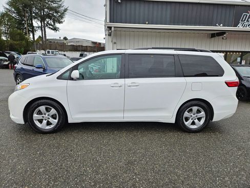 Used 2016 Toyota Sienna LE image 11