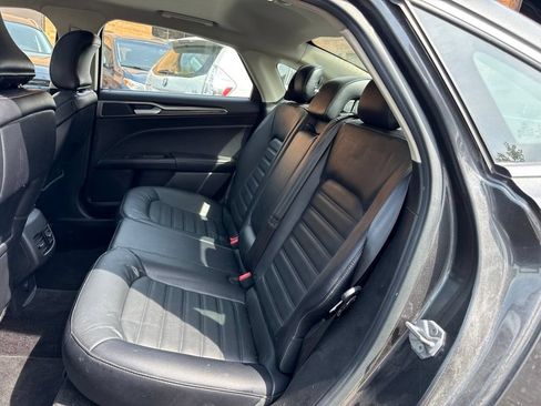 Used 2017 Ford Fusion SE w/ Fusion SE Technology Package FWD image 8