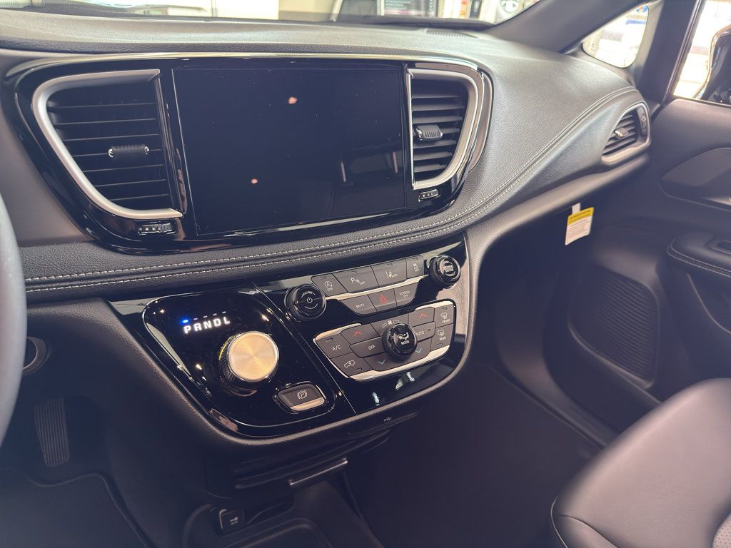 New 2027 Chrysler Pacifica Select FWD image 19