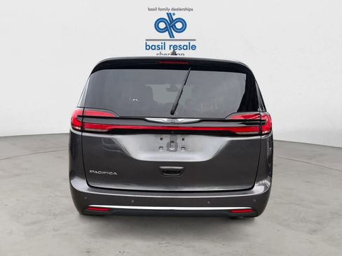 Used 2023 Chrysler Pacifica Touring-L FWD image 6