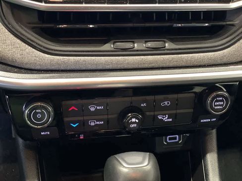 Used 2024 Jeep Compass Latitude image 20