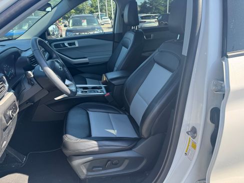 Used 2023 Ford Explorer XLT w/ Equipment Group 202A AWD/4WD image 12