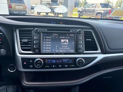 Used 2019 Toyota Highlander Limited Platinum AWD/4WD image 16