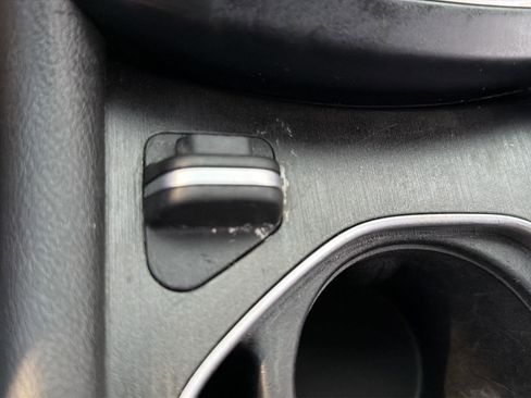 Used 2015 Chrysler 200 Limited image 8