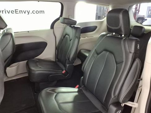 Used 2023 Chrysler Pacifica Touring-L AWD/4WD image 9