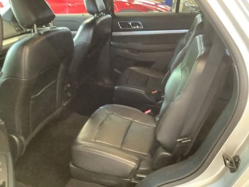 Used 2019 Ford Explorer XLT w/ Equipment Group 202A AWD/4WD image 21