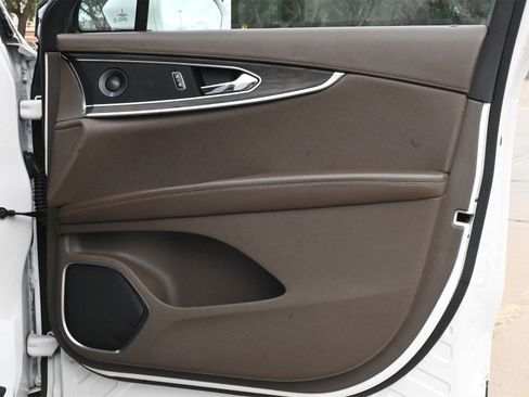 Used 2017 Lincoln MKX Reserve w/ Driver Assistance Package image 27