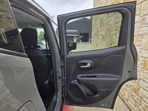 Used 2020 Jeep Renegade Altitude FWD image 10
