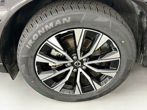 Used 2025 Volvo XC60 B5 Core AWD/4WD image 11