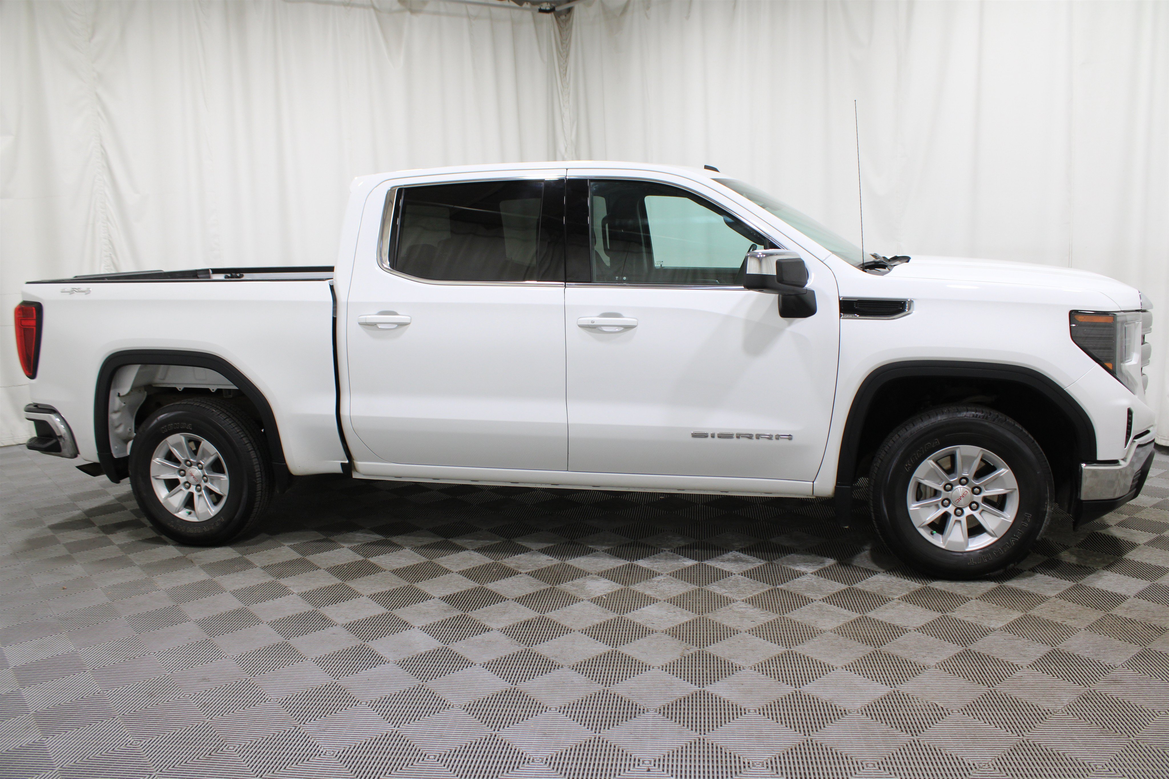 Used 2024 GMC Sierra 1500 SLE AWD/4WD image 25