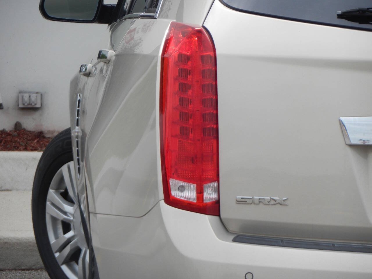Used 2011 Cadillac SRX Luxury FWD image 1