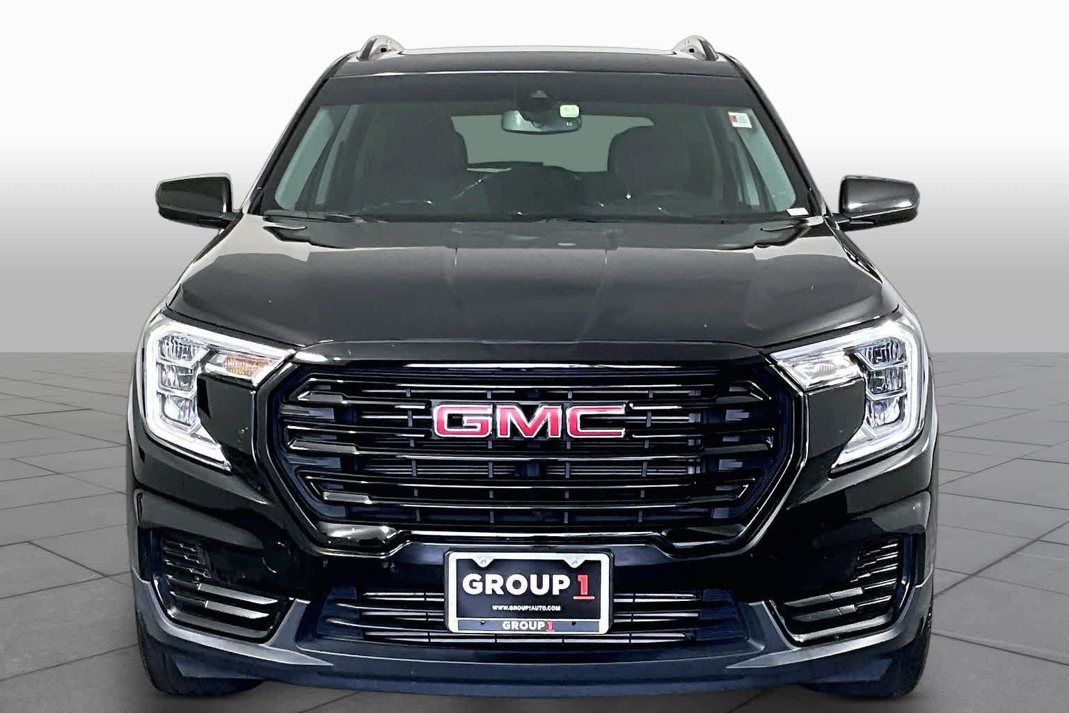 Used 2024 GMC Terrain SLE w/ Driver Convenience Package FWD image 4