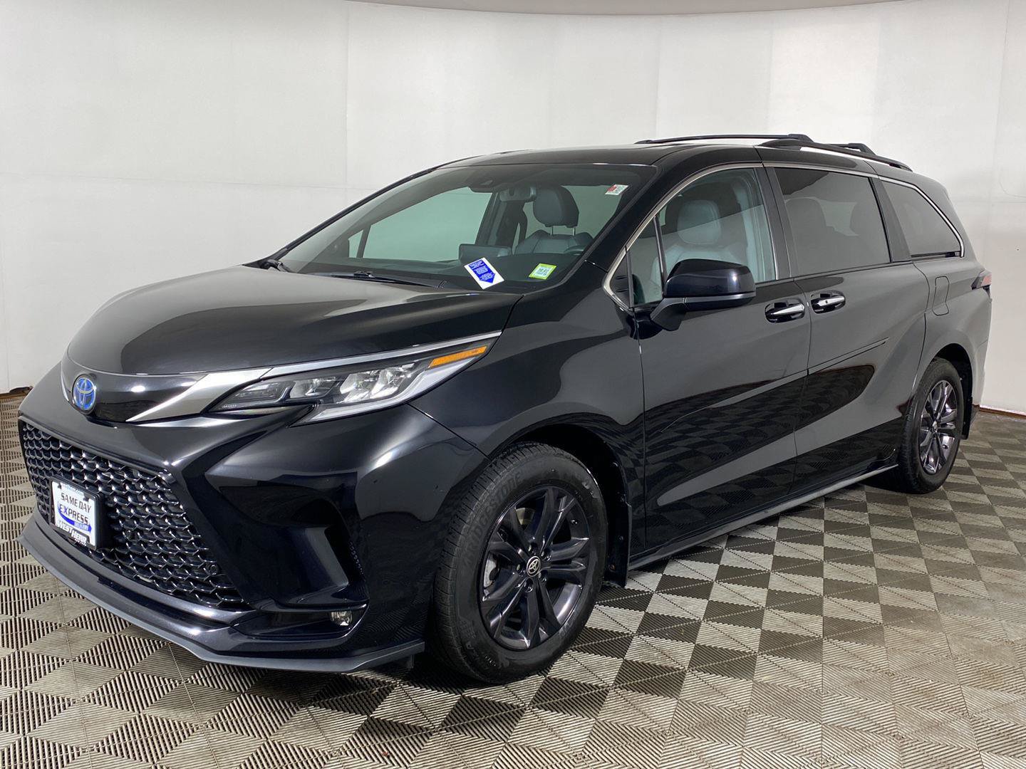 Used 2024 Toyota Sienna XSE w/ XSE Plus Package AWD/4WD image 2