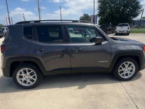 Used 2021 Jeep Renegade Latitude FWD image 9