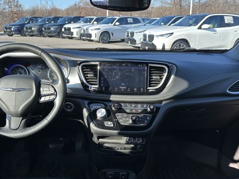 Used 2021 Chrysler Pacifica Touring-L w/ Uconnect Theater Family Group image 29