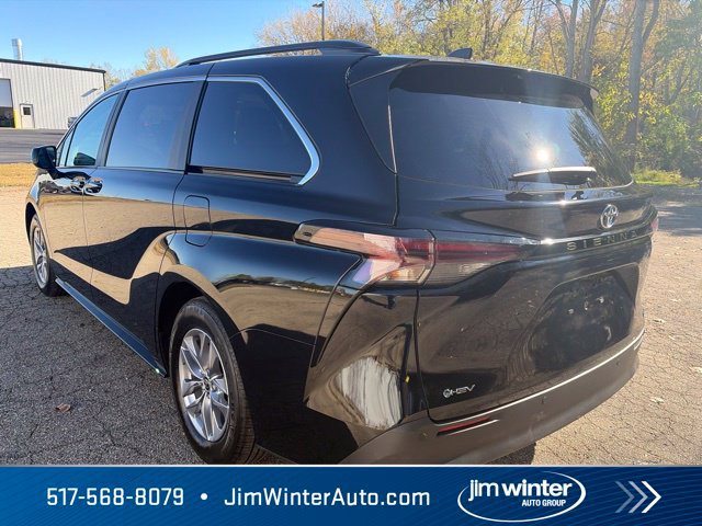 Used 2025 Toyota Sienna XLE FWD image 11