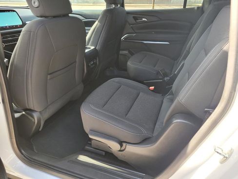 Used 2025 Chevrolet Traverse LT FWD image 3