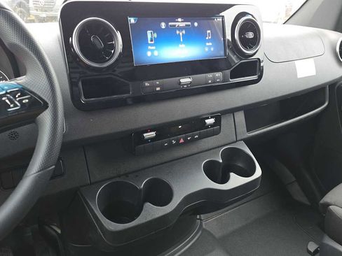 Used 2025 Mercedes-Benz Sprinter 2500 image 35