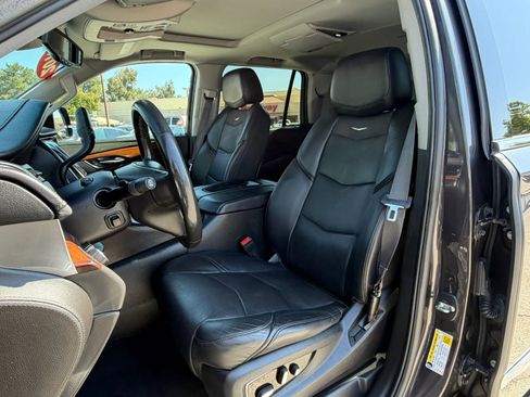 Used 2015 Cadillac Escalade Luxury AWD/4WD image 10