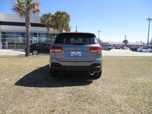 Used 2017 Kia Sorento LX w/ LX Convenience Package image 4