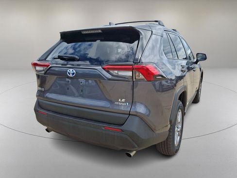 Used 2022 Toyota RAV4 LE AWD/4WD image 10