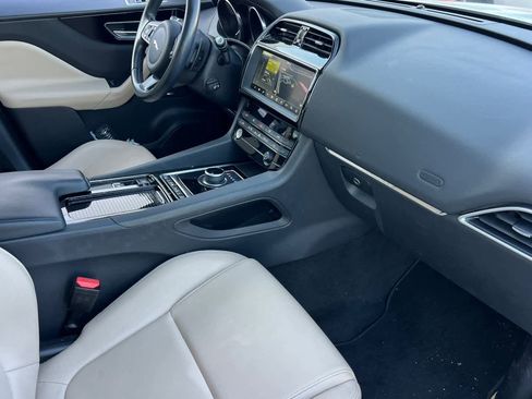 Used 2019 Jaguar F-PACE image 17