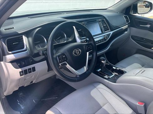 Used 2018 Toyota Highlander Limited AWD/4WD image 18