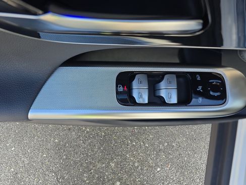 Used 2025 Mercedes-Benz GLC 300 4MATIC image 27