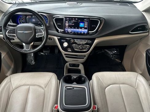 Used 2021 Chrysler Pacifica Touring-L image 15