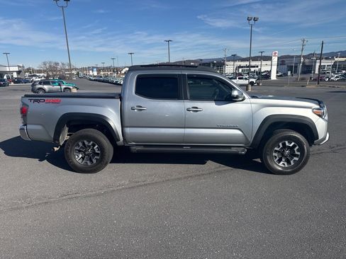 Used 2022 Toyota Tacoma TRD Off-Road image 6