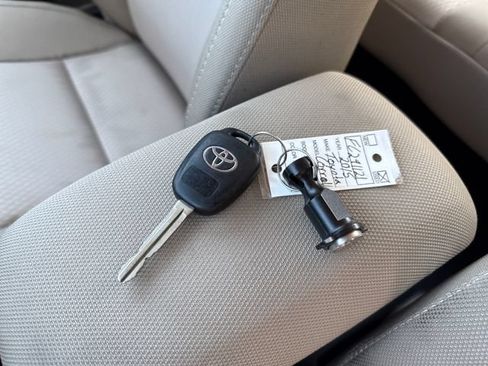Used 2015 Toyota Corolla LE FWD image 28