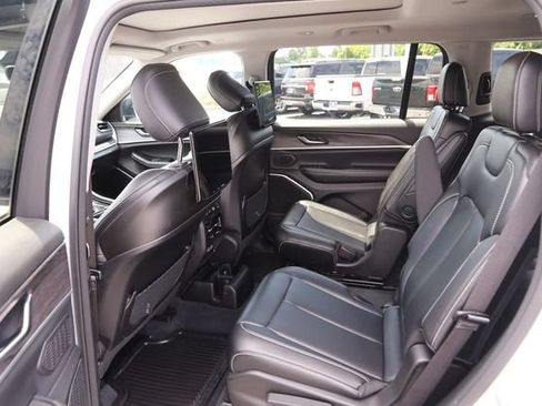 Used 2023 Jeep Grand Cherokee L Limited w/ Luxury Tech Group II AWD/4WD image 11