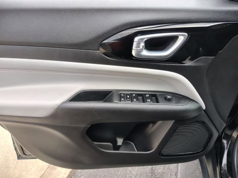 Certified 2024 Jeep Compass Limited image 19