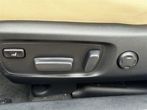 Used 2018 Toyota Avalon Limited image 29