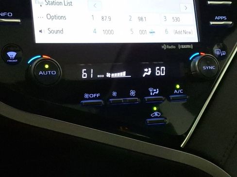 Used 2018 Toyota Camry XLE image 18