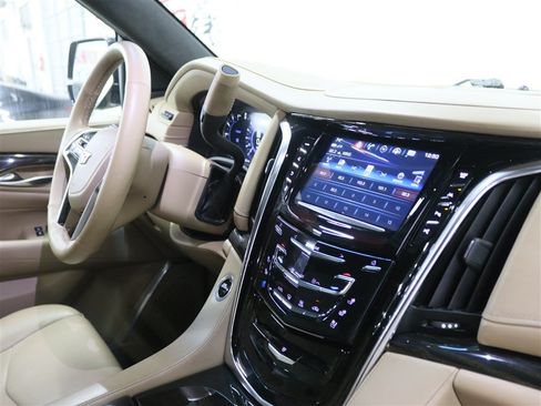 Used 2018 Cadillac Escalade ESV Platinum AWD/4WD image 36