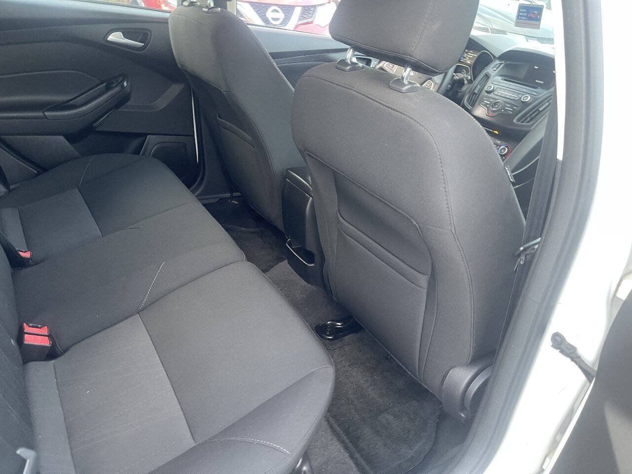 Used 2015 Ford Focus SE FWD image 20