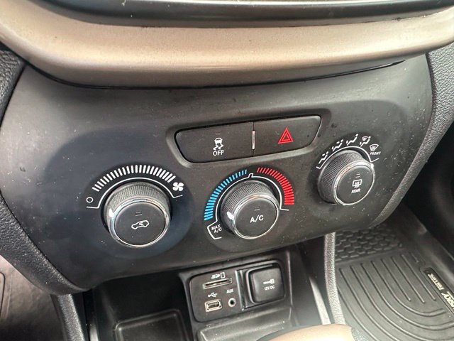 Used 2017 Jeep Cherokee Sport FWD image 13