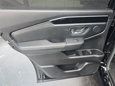 Used 2025 Honda Pilot Touring image 9